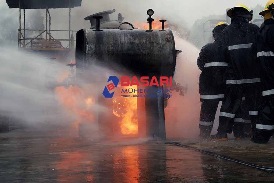 Endüstriyel Yangınlara Nasıl Müdahale Edilmelidir? - Başarı Yangın