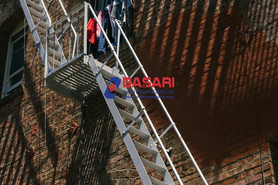 Çelik Merdiven Model Karşılaştırması - Başarı Yangın