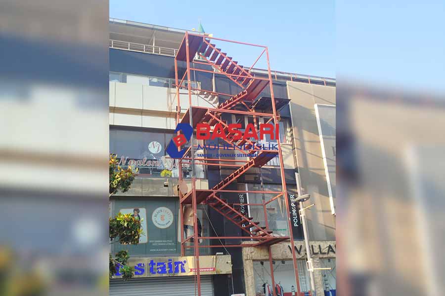 Makaralı Ve Dairesel Yangın Merdiveni: İhtiyaçlarınıza En Uygun Seçenek Hangisi? - Başarı Yangın