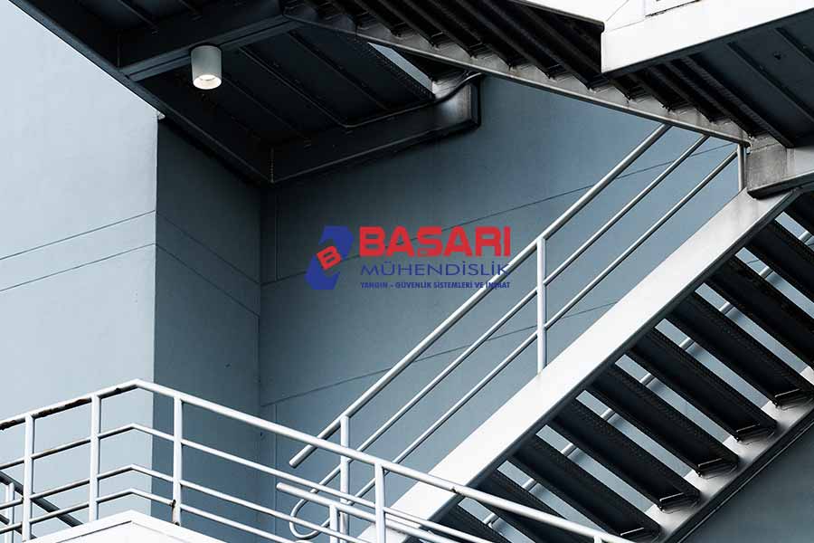 Yangın Merdiveni Acil Kaçış Standartları - Başarı Yangın