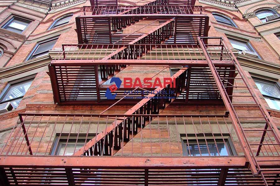 Çelik ve Alüminyumun Yangın Merdiveni Güvenliği Açısından Karşılaştırılması - Başarı Yangın